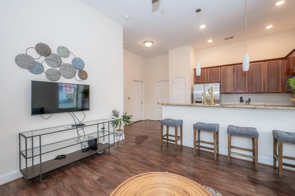 Laid Back 1Br W Comfy Living Room And Bar シャーロット エクステリア 写真