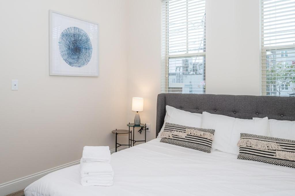 Laid Back 1Br W Comfy Living Room And Bar シャーロット エクステリア 写真